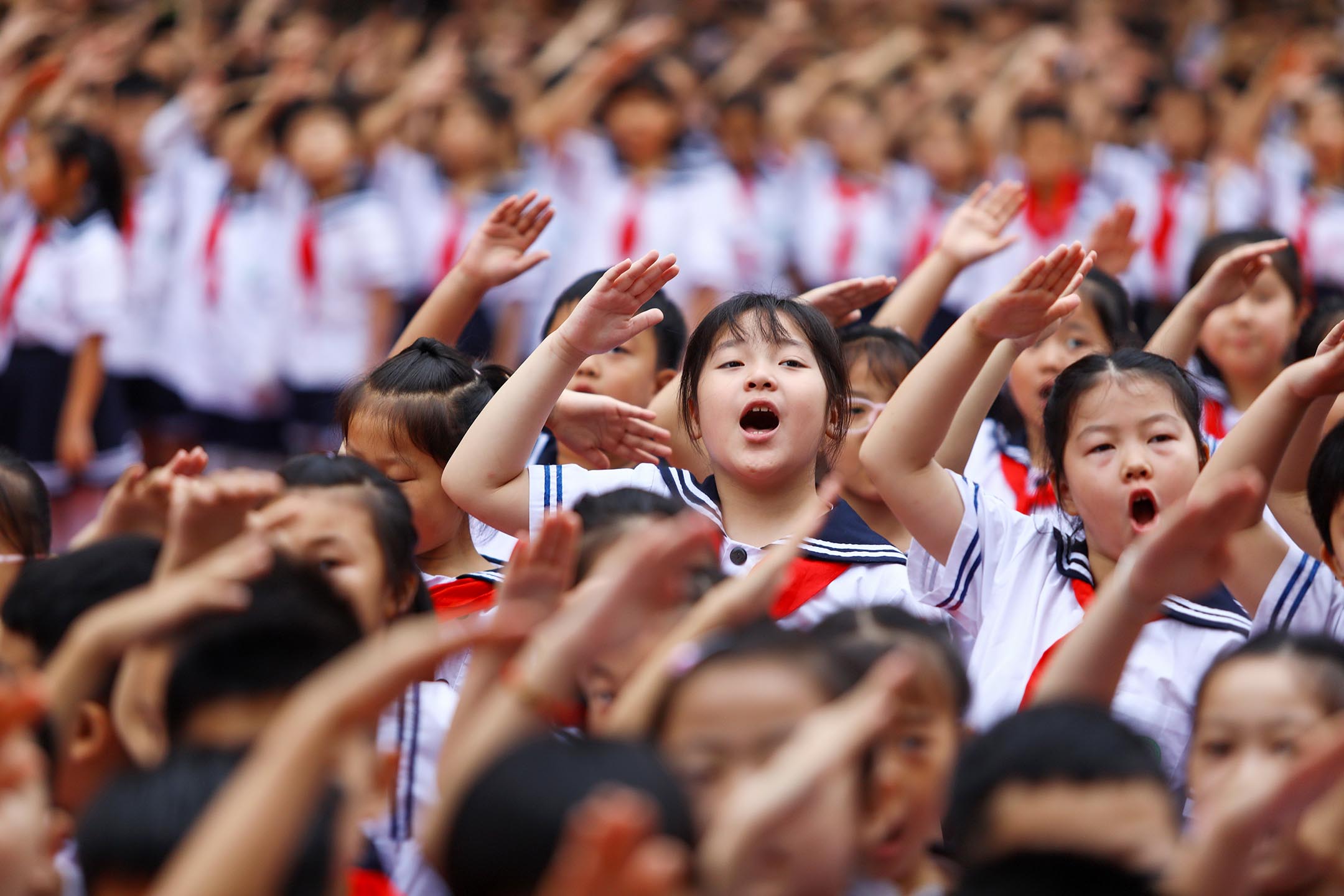 2021年9月1日中國淮北,新學期開學典禮上,小學生敬禮並唱國歌。