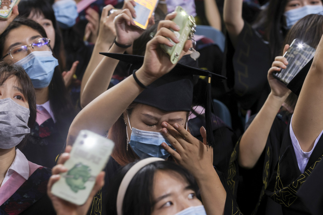 2021年7月13日,北京大学的毕业典礼,有大学生在典礼进行时哭泣。