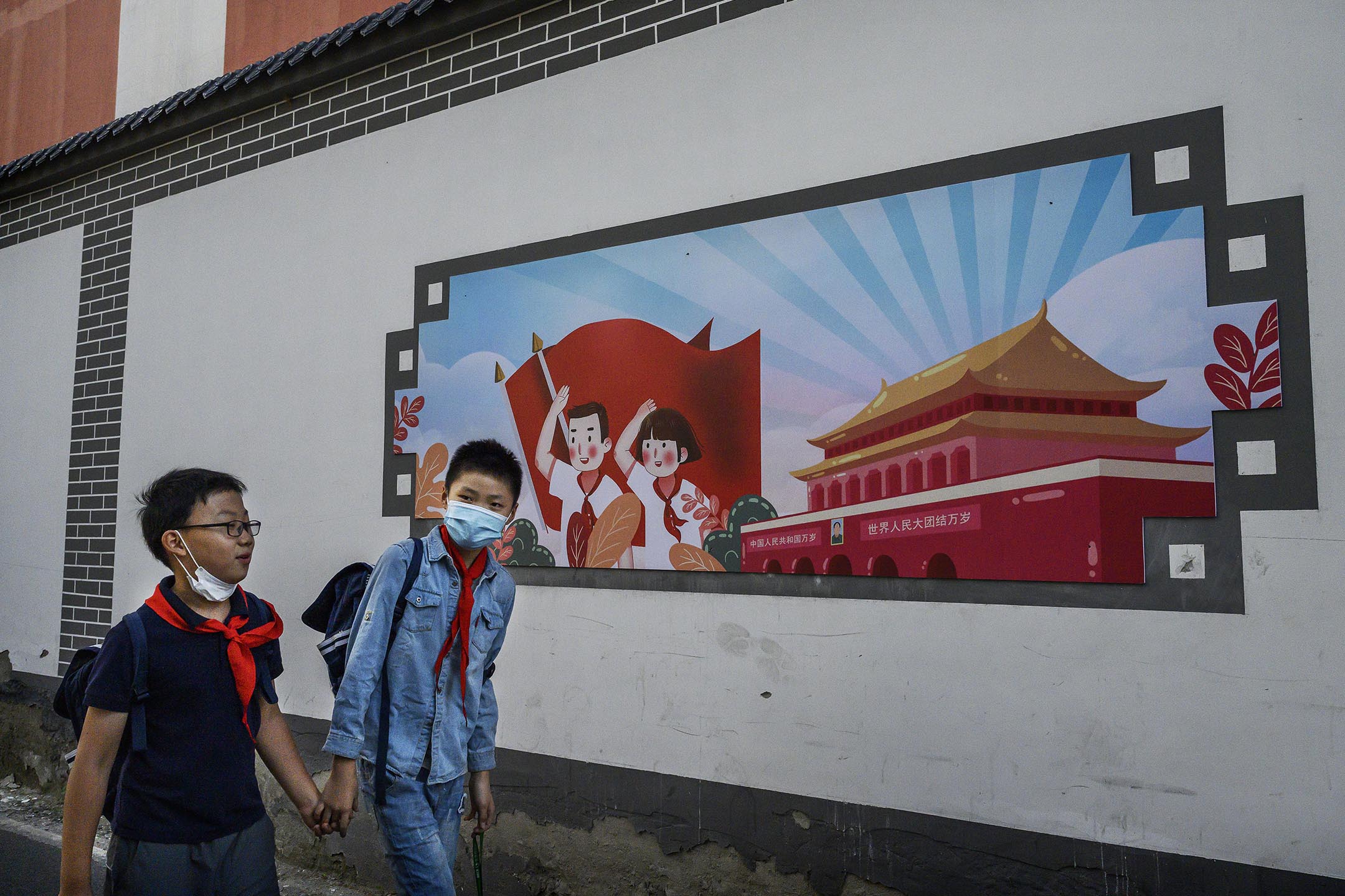 2020年9月17日中国北京 ,中国小学男生在放学后步行回家。