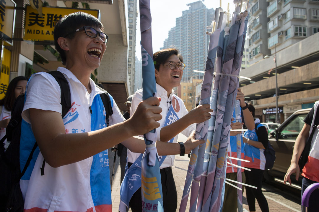 2019年區議會選舉前夕，張可森與義工進行拉票。