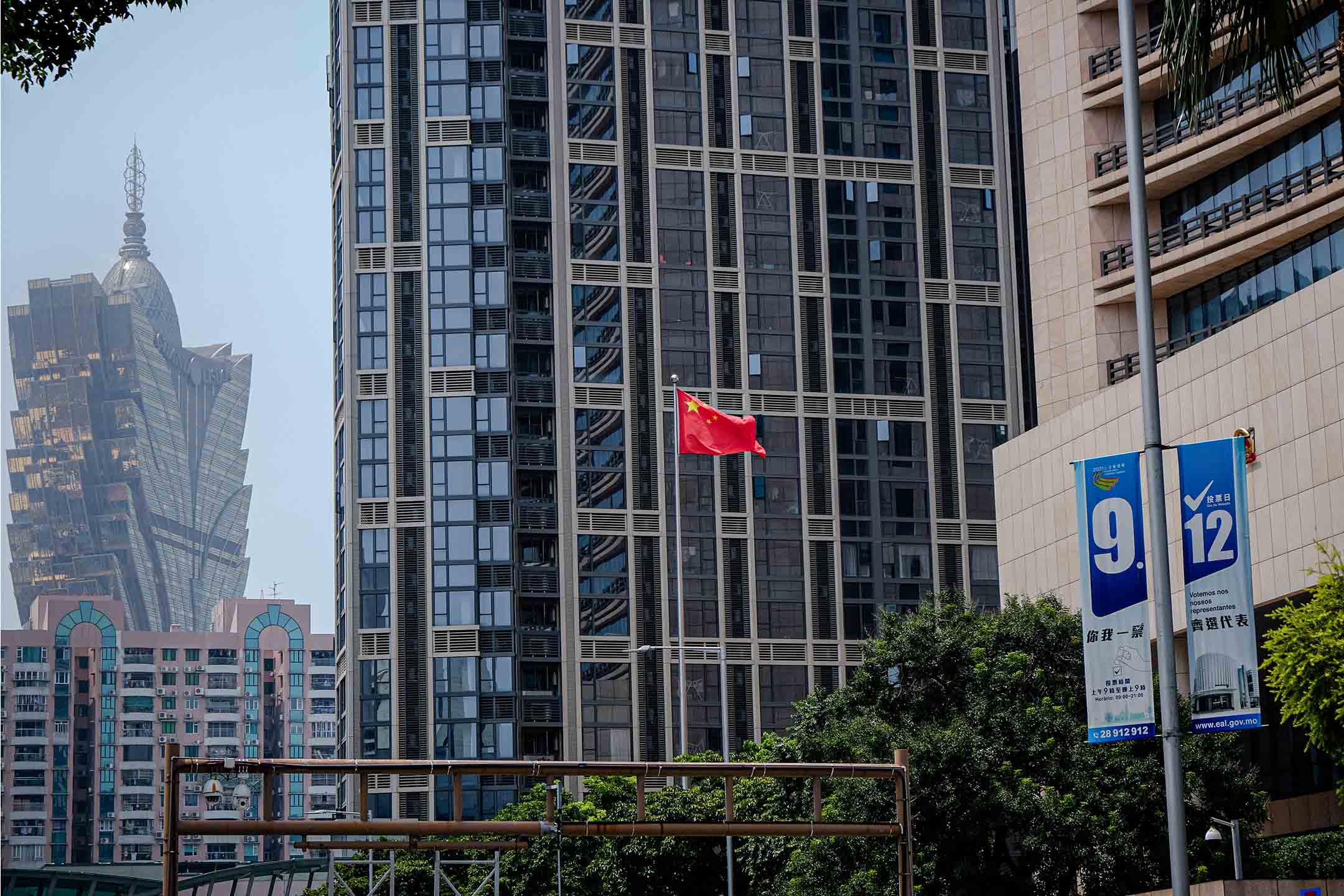 2021年9月12日，澳門中聯辦門外揚起中國國旗。