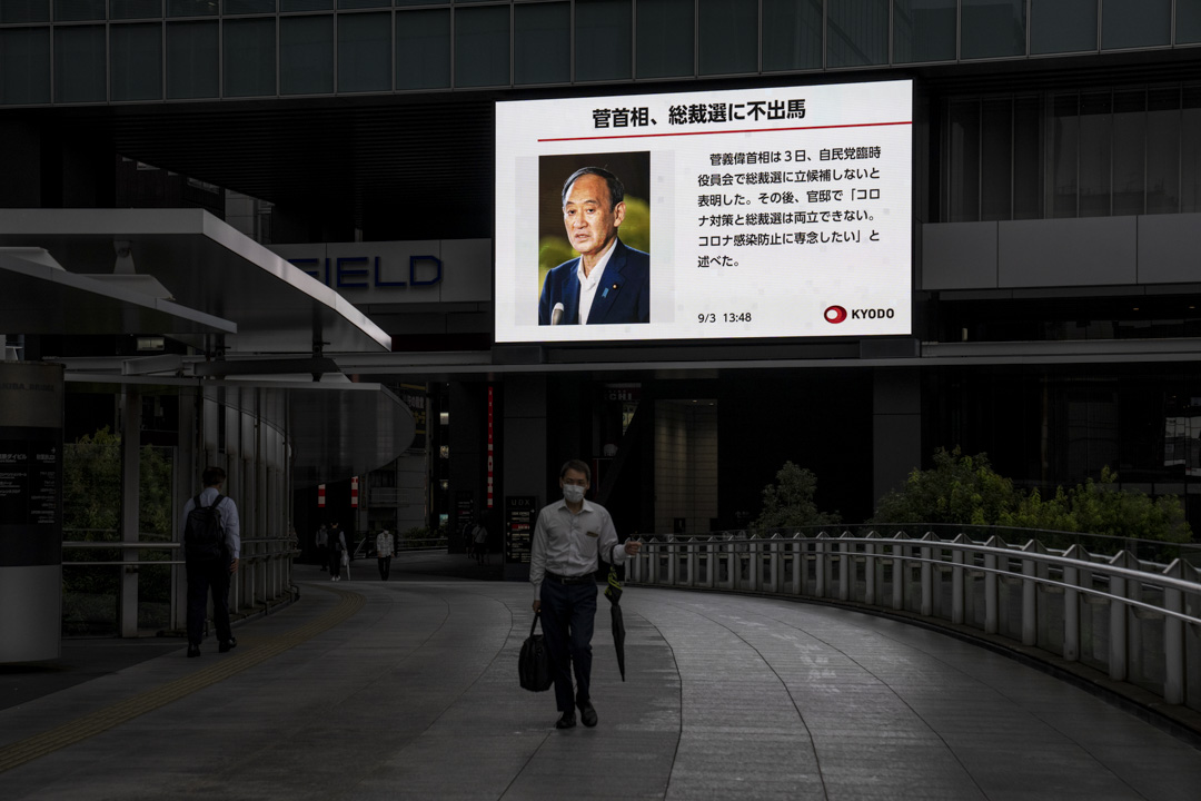 2021年9月3日,东京一个巨大的屏幕显示的新闻报导,显示日本首相菅义伟宣布他将不会竞逐自民党总裁选举。