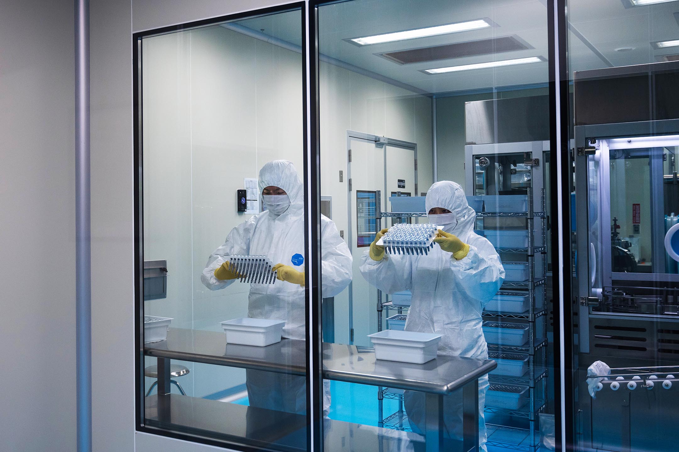 2021年8月31日台湾新竹,Medigen Vaccine Biologics Corp. (MVC) 疫苗生产线上的员工。
