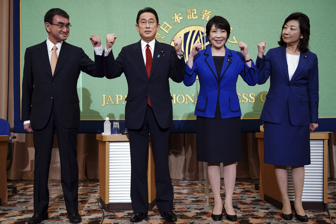 2021年9月18日,日本国家新闻俱乐部举行自民党总裁选举辩论前,四位候选人包括行政改革担当大臣河野太郎、前政务调查会长岸田文雄、前总务大臣高市早苗、自民党代理干事长野田圣子合照。