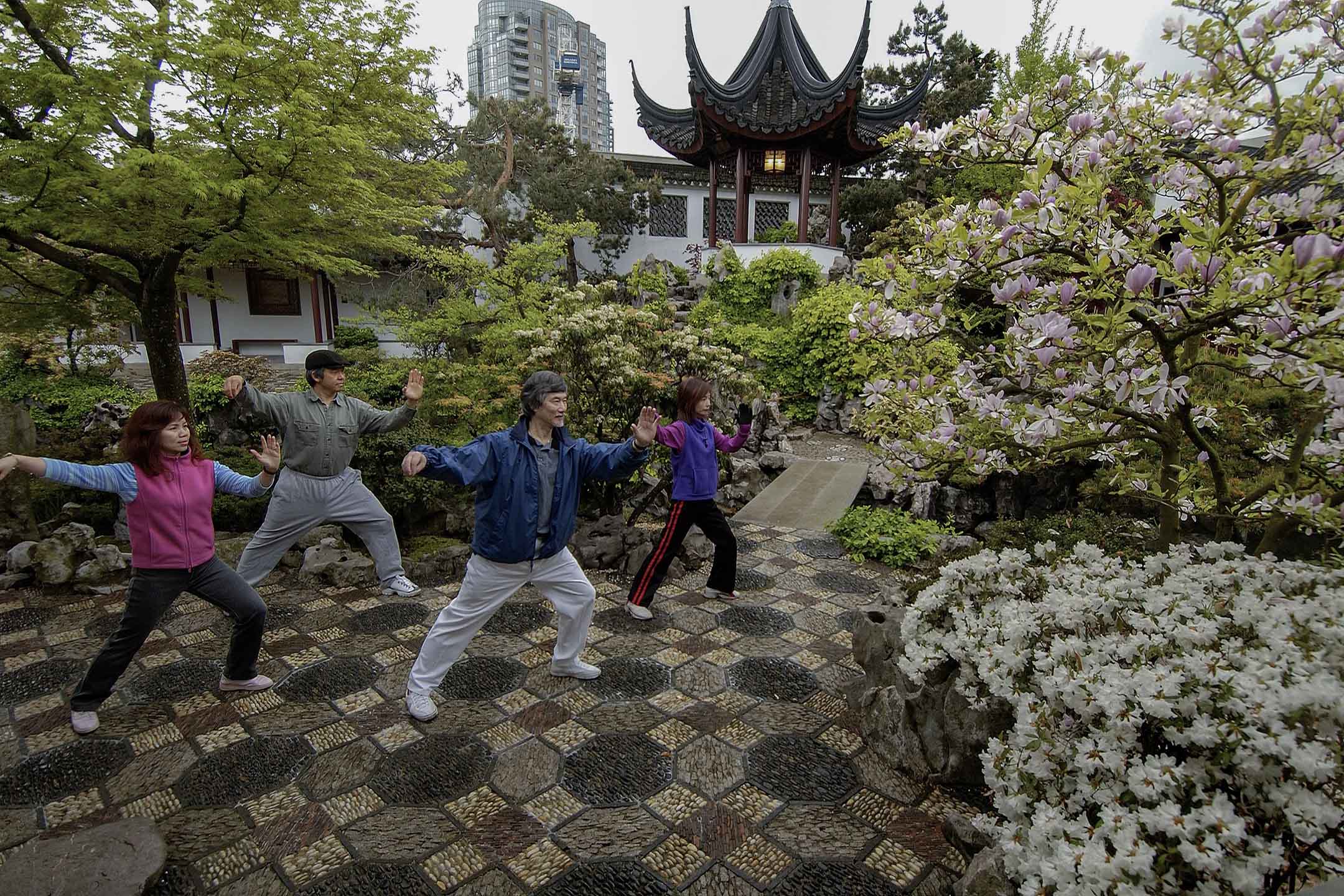 2004年4月20日加拿大溫哥華,一名老師和他的學生練習太極拳。