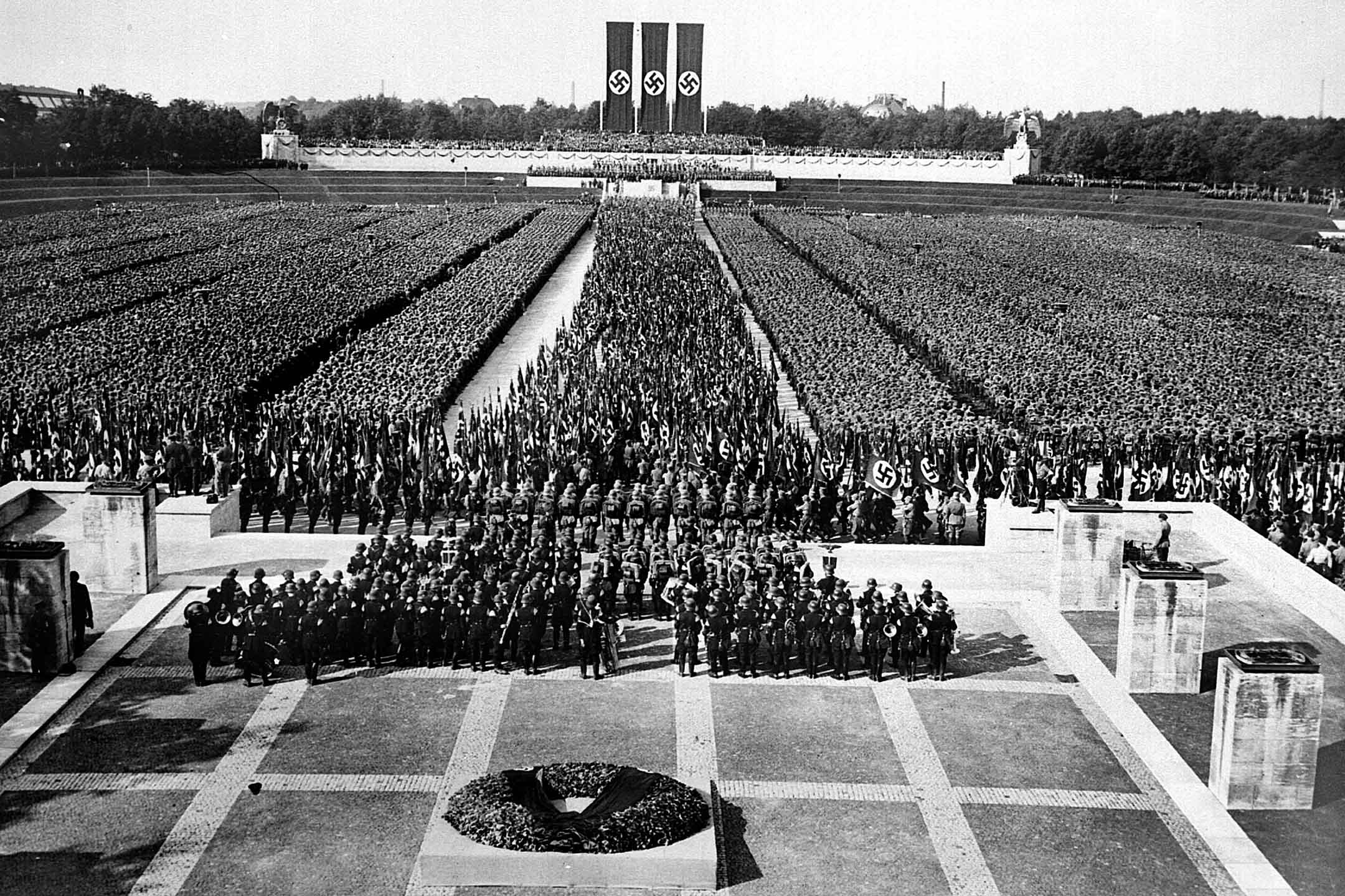 1935年德國,蘭妮·萊芬斯坦 (Leni Riefenstahl) 的電影《意志的勝利》場景。