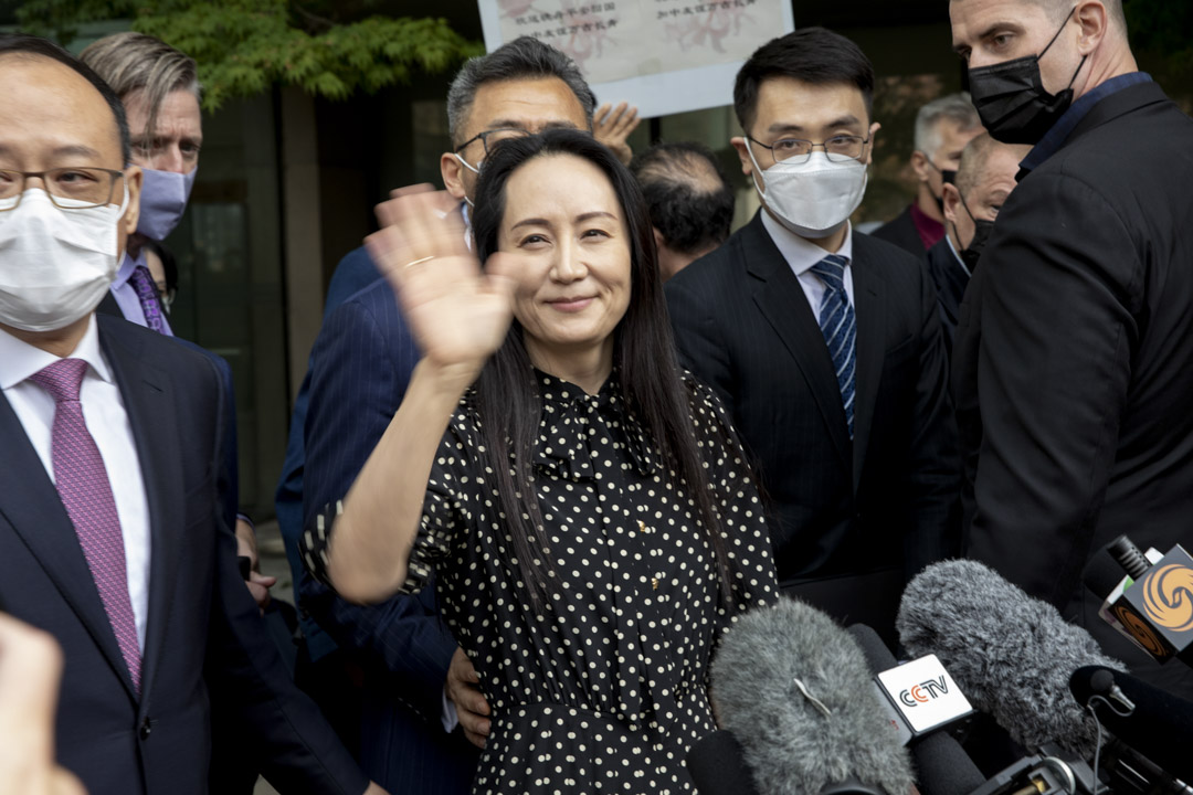 2021年9月24日,加拿大溫哥華的引渡聽證會結束後,孟晚舟在最高法院外揮手致意。