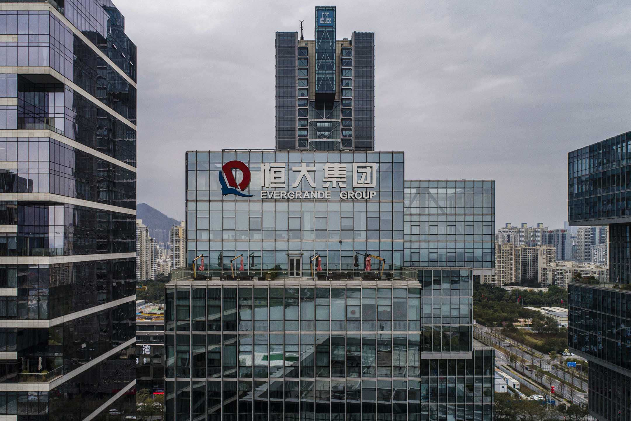 2021年2月9日中国深圳,恒大公司总部外可看到恒大集团的标志。
