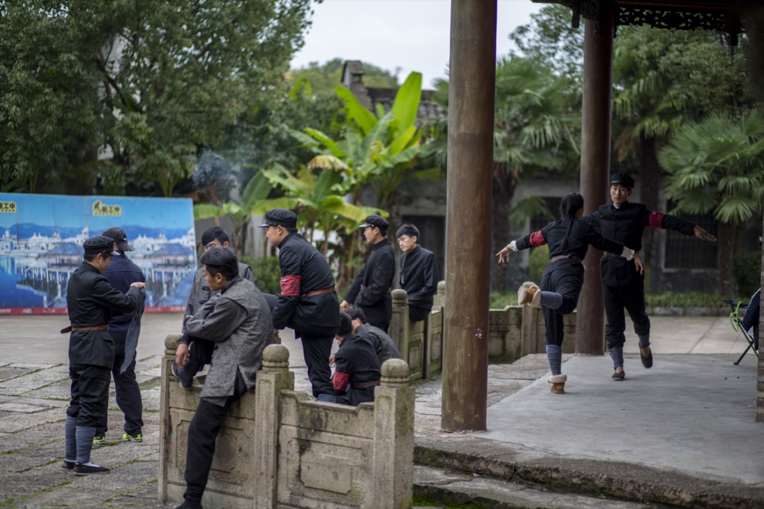 中国浙江省东阳市,数名电影学校的学生在一个拍摄场地进行排练。
