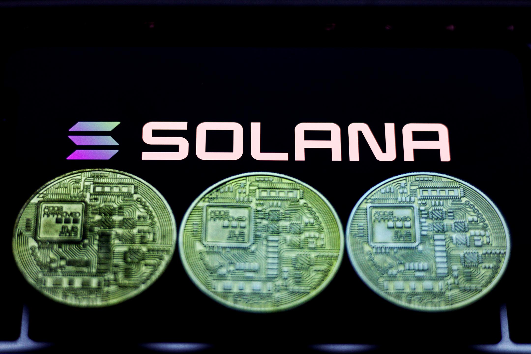 2021年8月21日波兰克拉科夫,手机屏幕上显示Solana徽标。