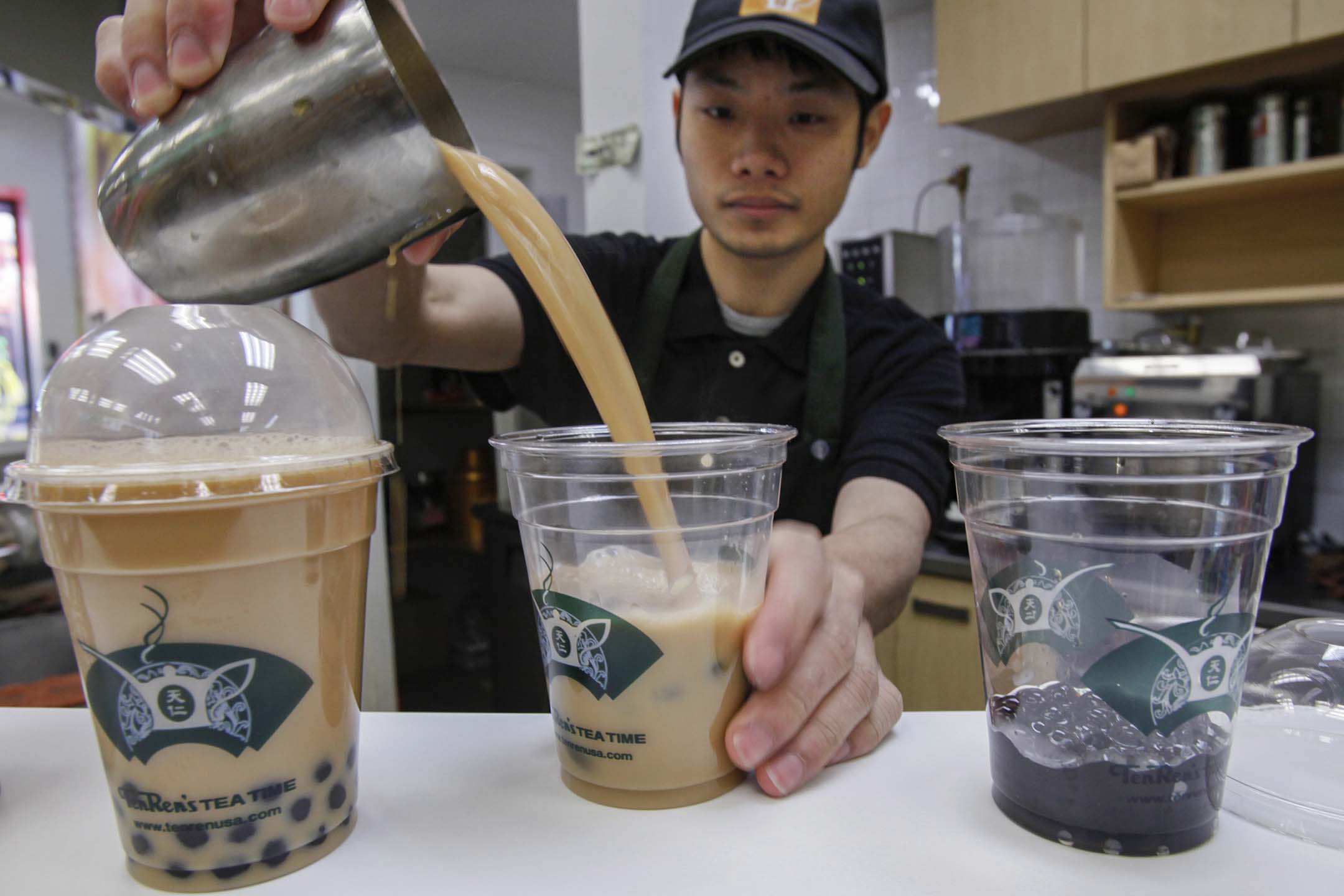 2009年12月29日紐約皇后區,天仁茗茶一名員工製作珍珠奶茶。