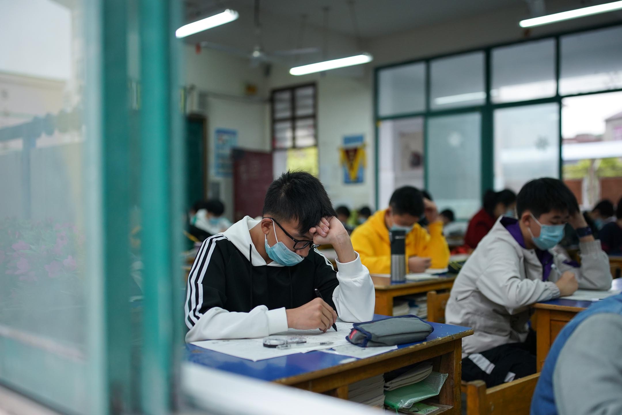 2020年4月17日中国靖县,一所初中的学生在考试时戴着口罩。