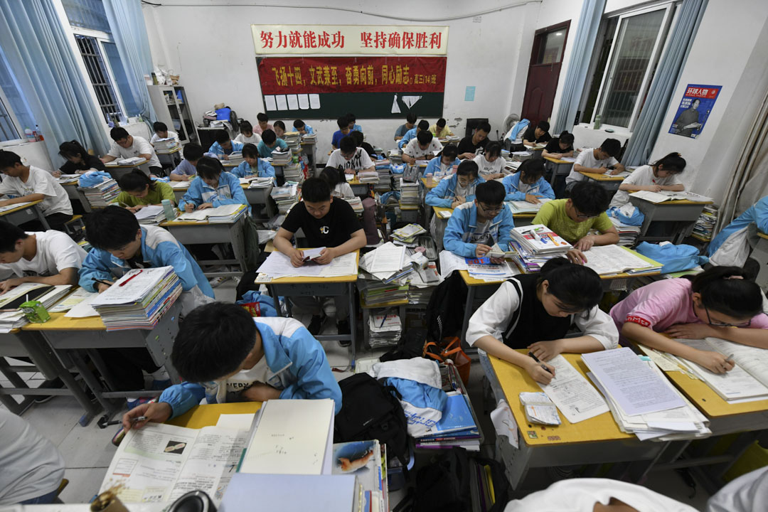 2021年6月3日,阜陽市第二中學,報名高考的學生們正在為即將到來的考試而努力學習。