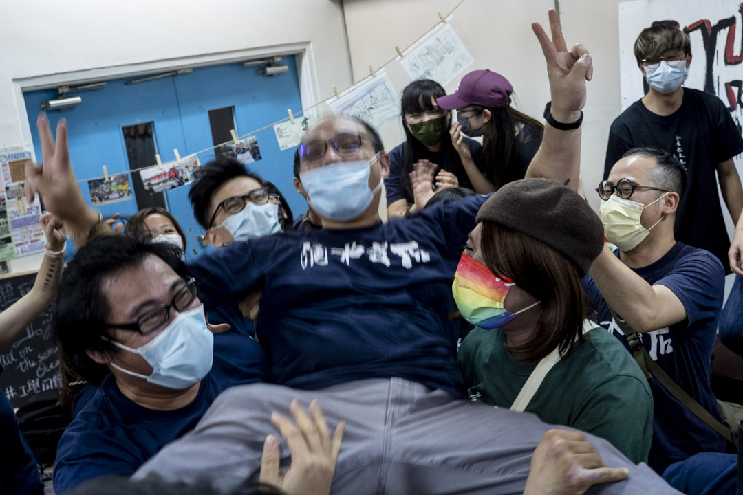 職工盟屬會成員將幹事王宇來抬起。
