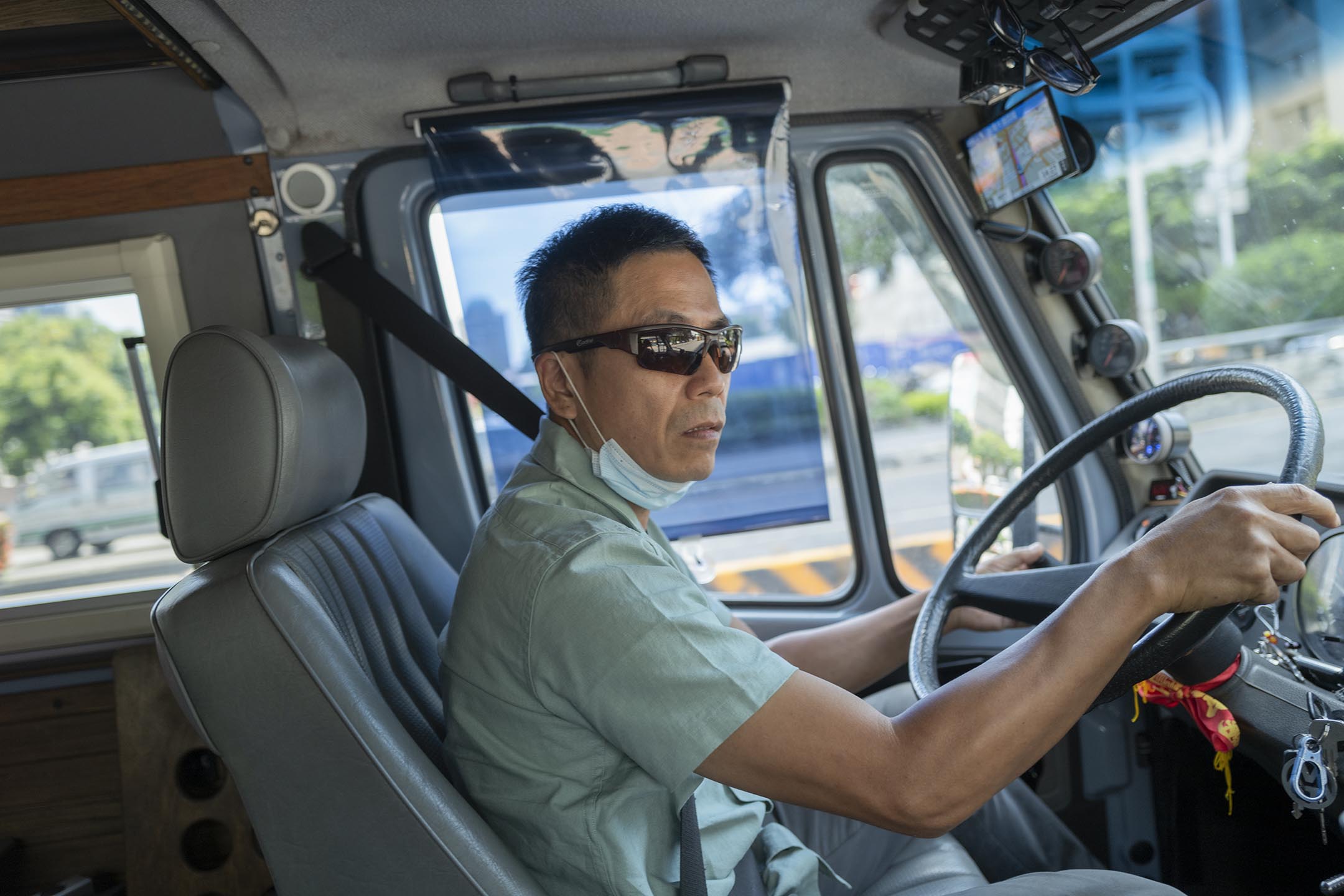 謝至德駕駛他的露營車。