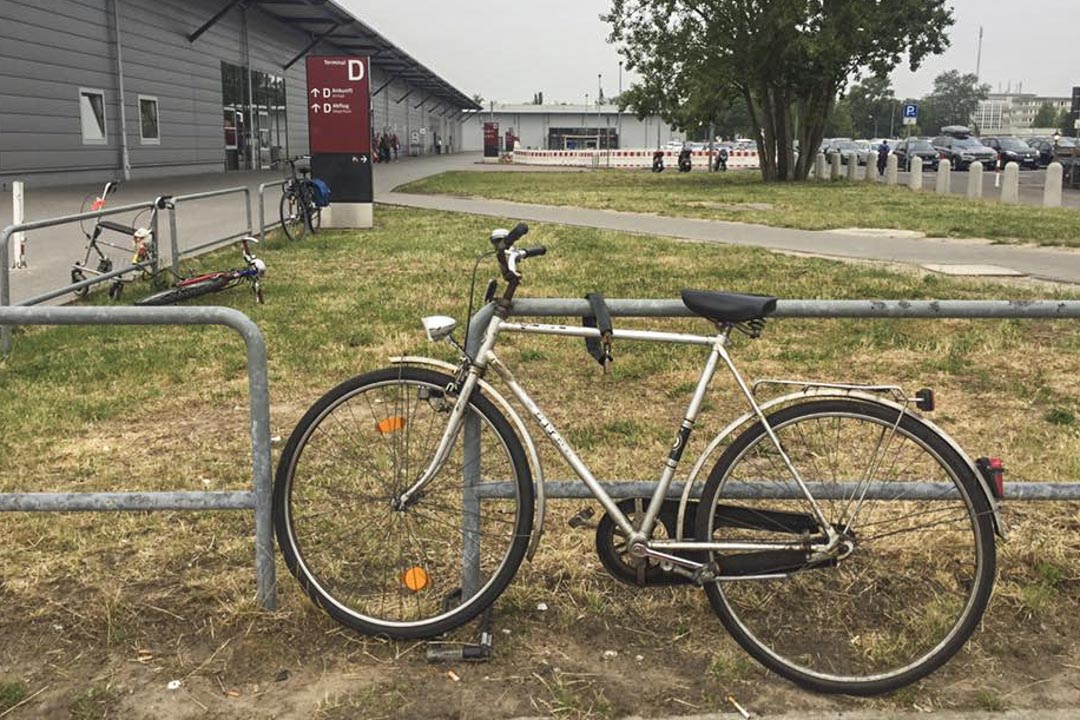單車停在謝內菲爾德機場。