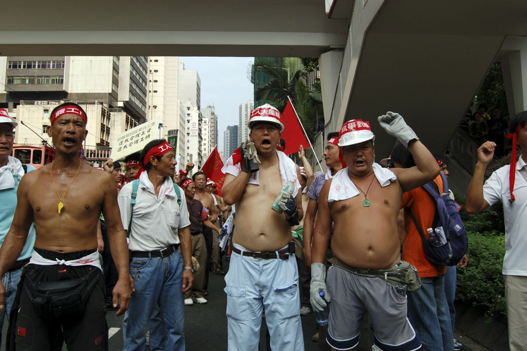 2007年紮鐵工潮,李卓人脫去上衣親身上陣。
