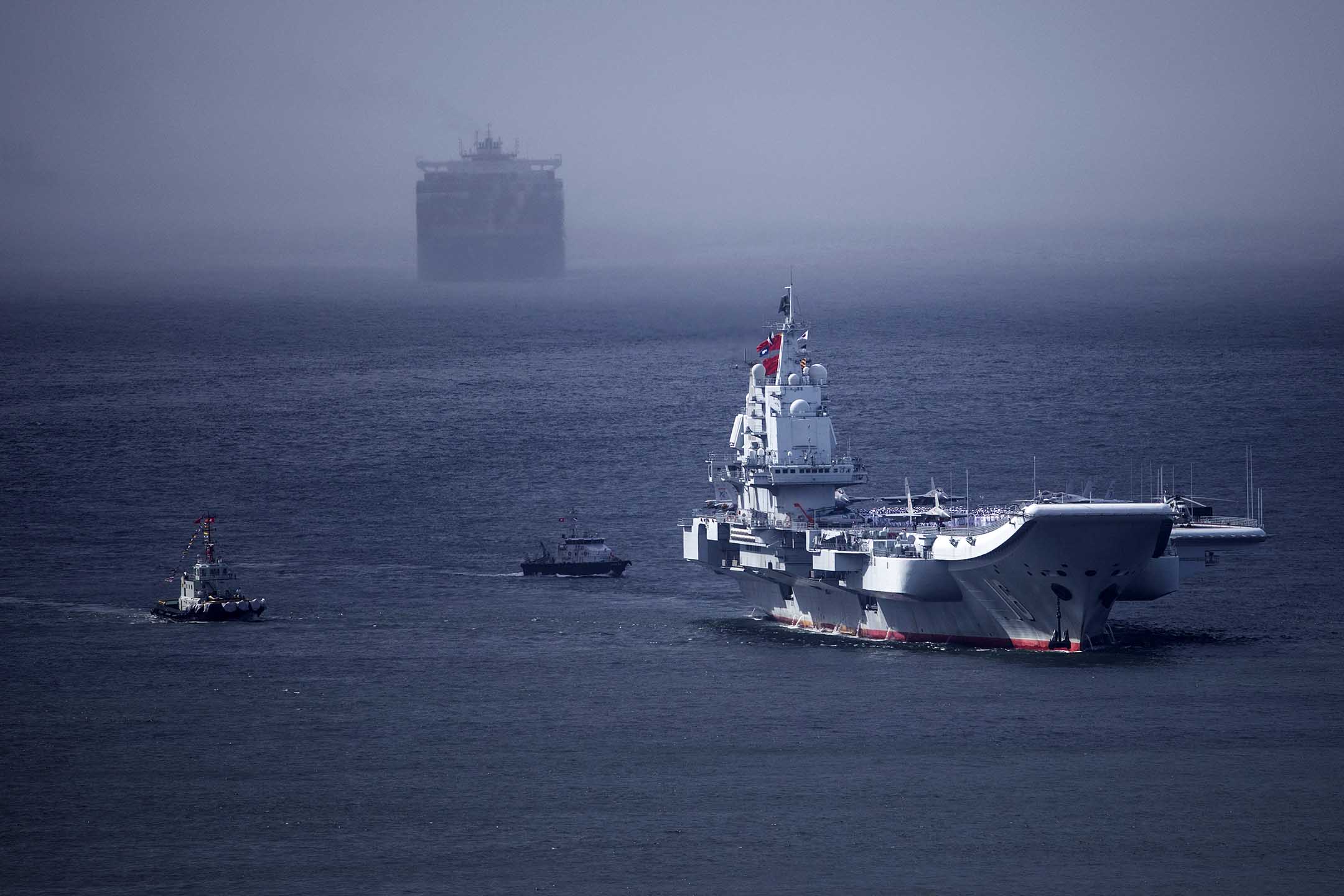 2017年7月7日,中國人民解放軍遼寧號航空母艦駛入香港。