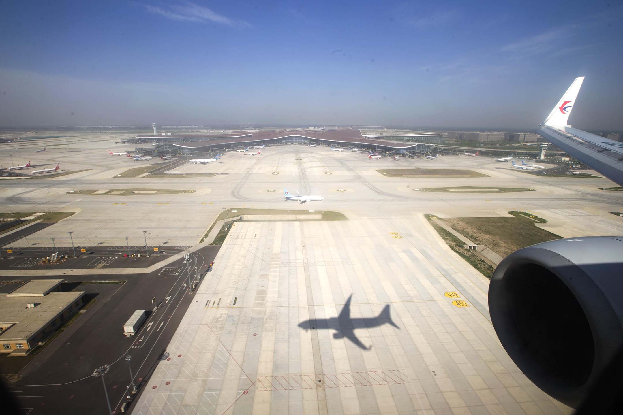 2020年6月1日中國北京,中國東方航空公司的一架飛機降落在北京大興國際機場。