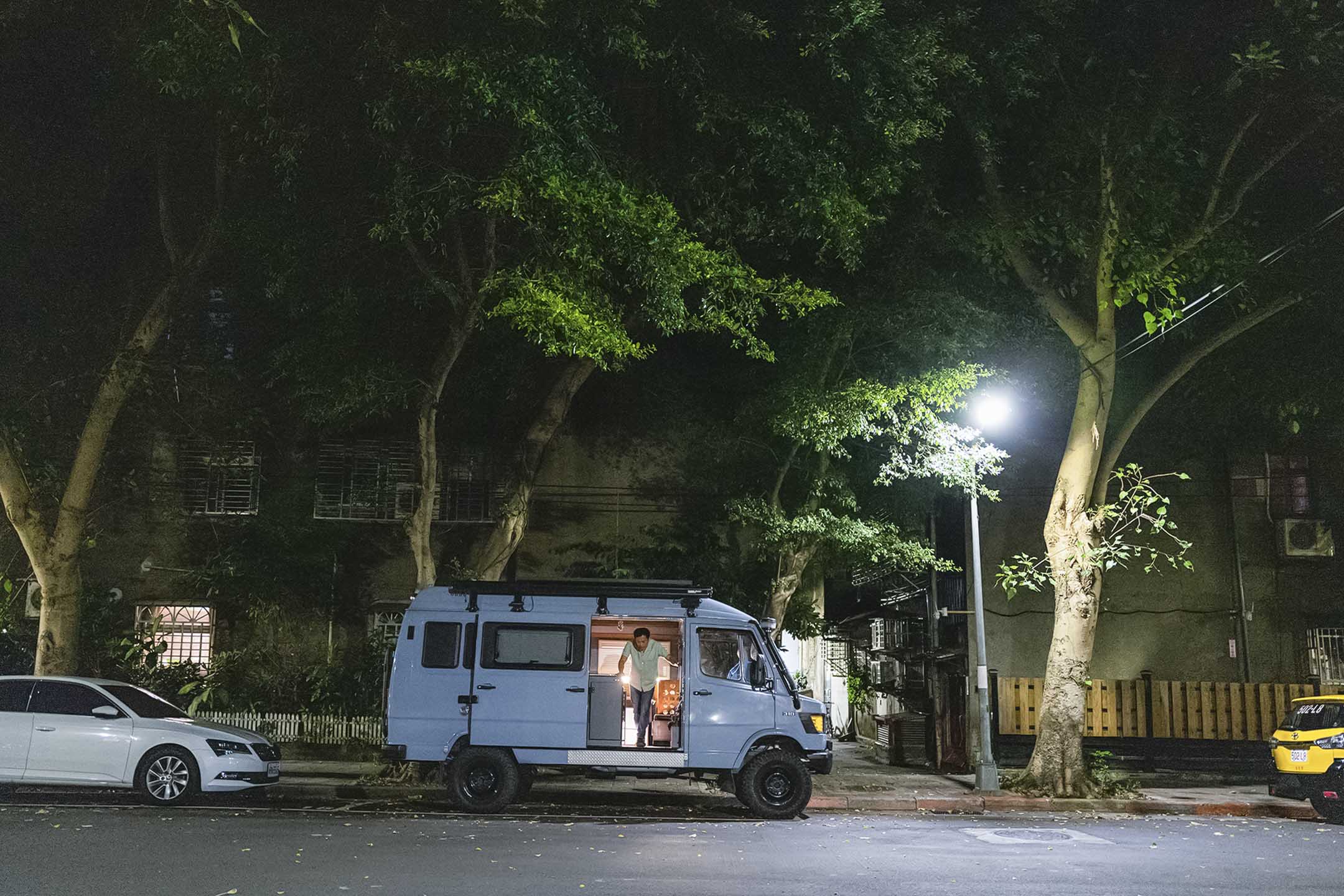 謝至德駕駛他的露營車,停泊在台北的街道。
