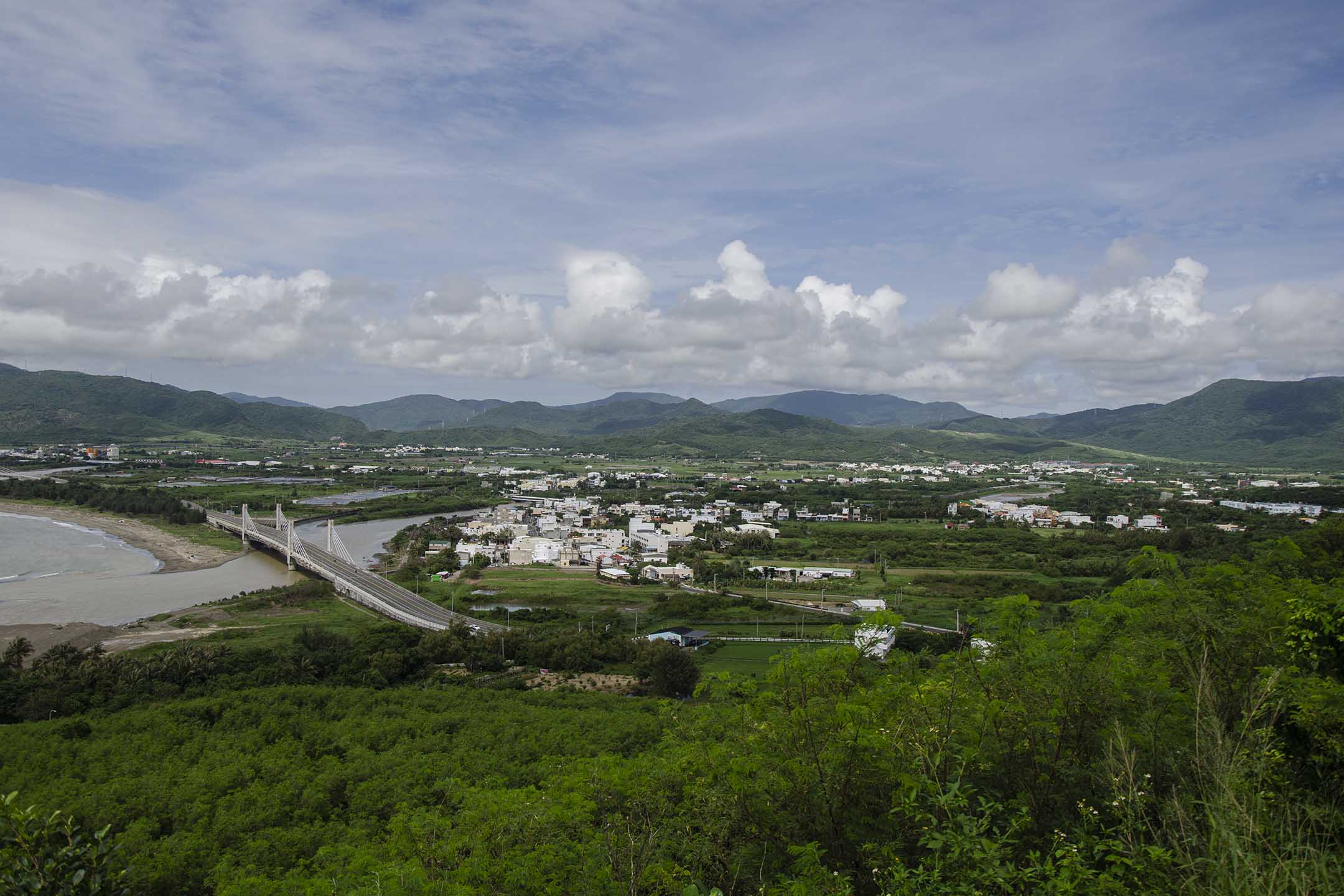 《斯卡羅》的舞台:海岸線上的社寮、左上方的車城、右上角的保力,斯卡羅掌控的背景山區。