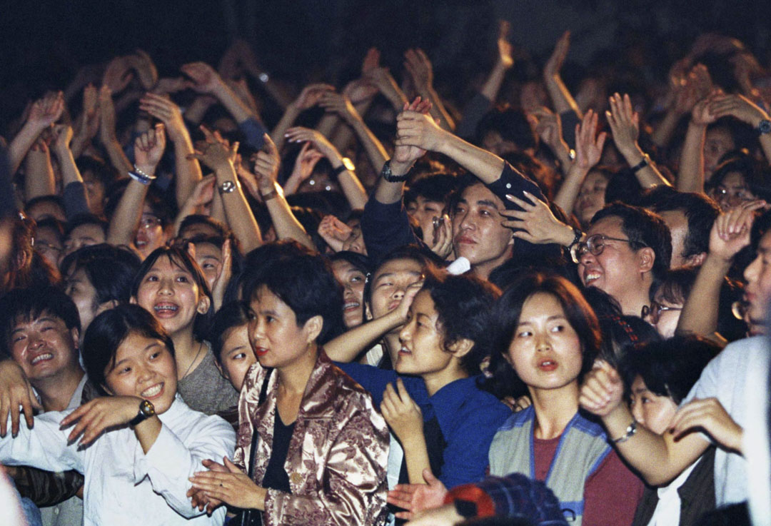 1998年9月24日,中国摇滚乐迷在北京的一所法国学校欣赏中国摇滚歌手崔健的音乐会。