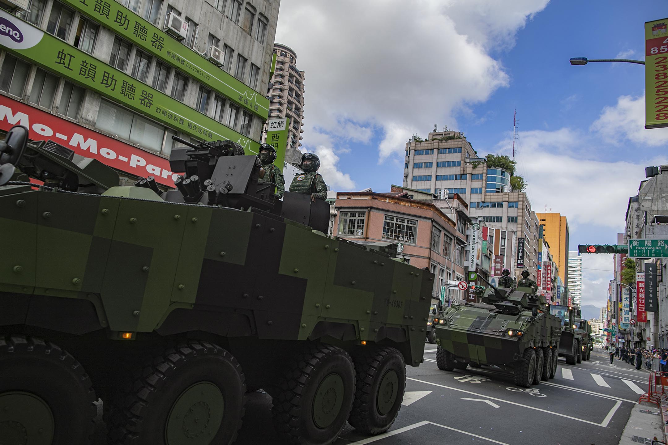 2021年10月10日台北,雙十節國慶大會,軍車在街道行駛。