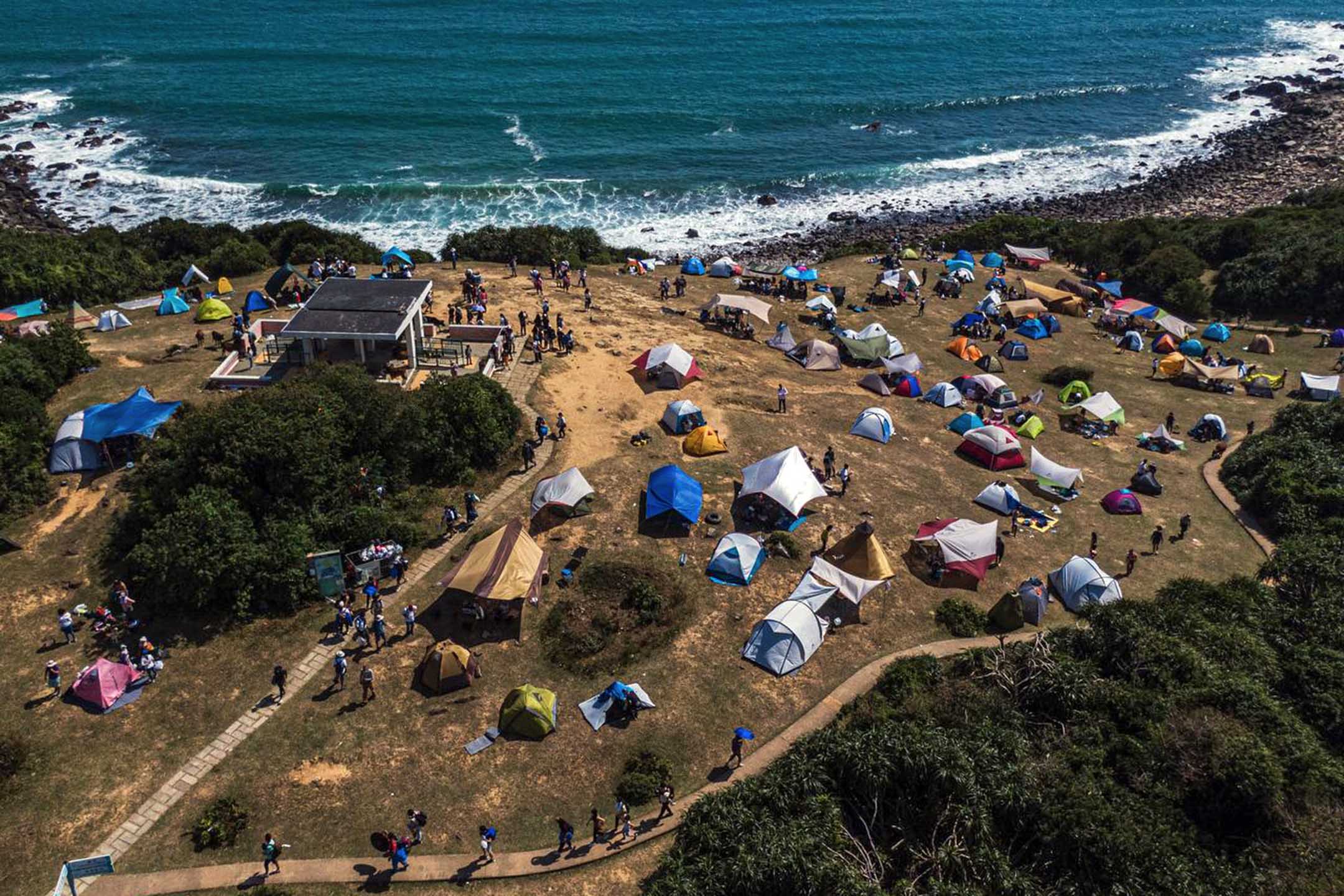 近年,塔門成為露營熱門勝地,草地遭頻密的踩踏,土壤變得沙質化。