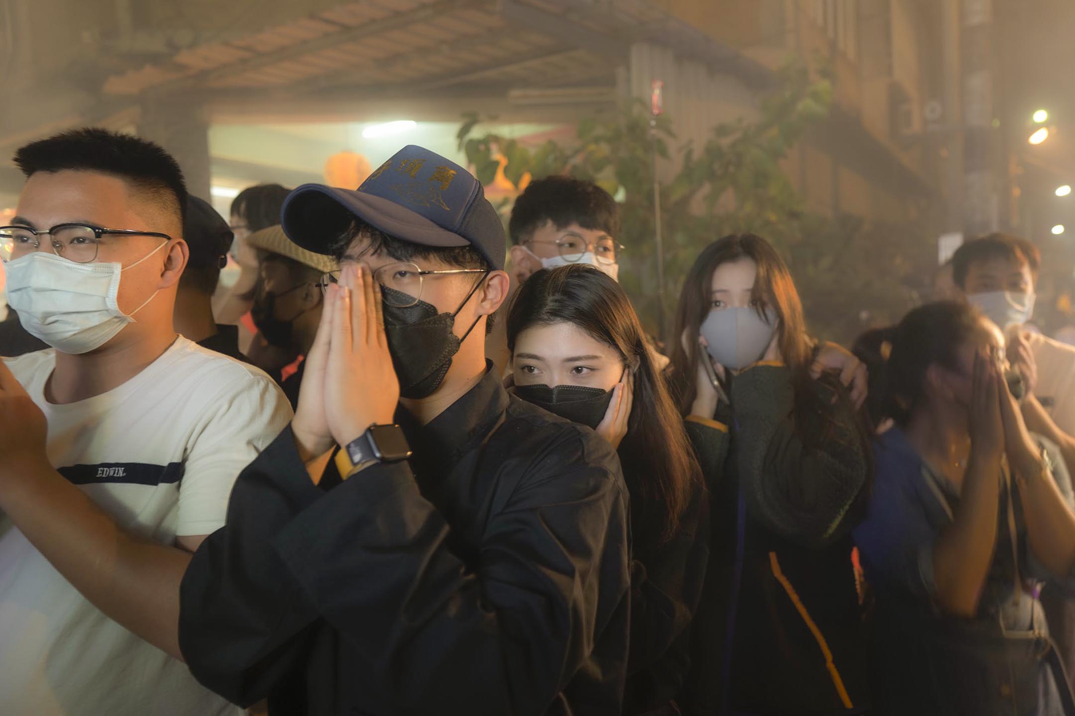 2021年10月31日东港,王船迁船遶境,围观的民众在旁祈福。