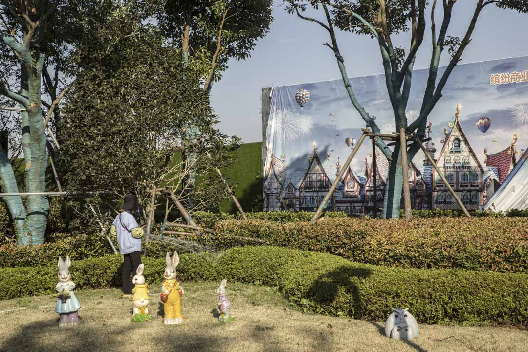 2021年9月24日,恆大集團在江蘇太倉的文化旅遊住宅和旅遊開發項目﹐工人在工地前澆水。