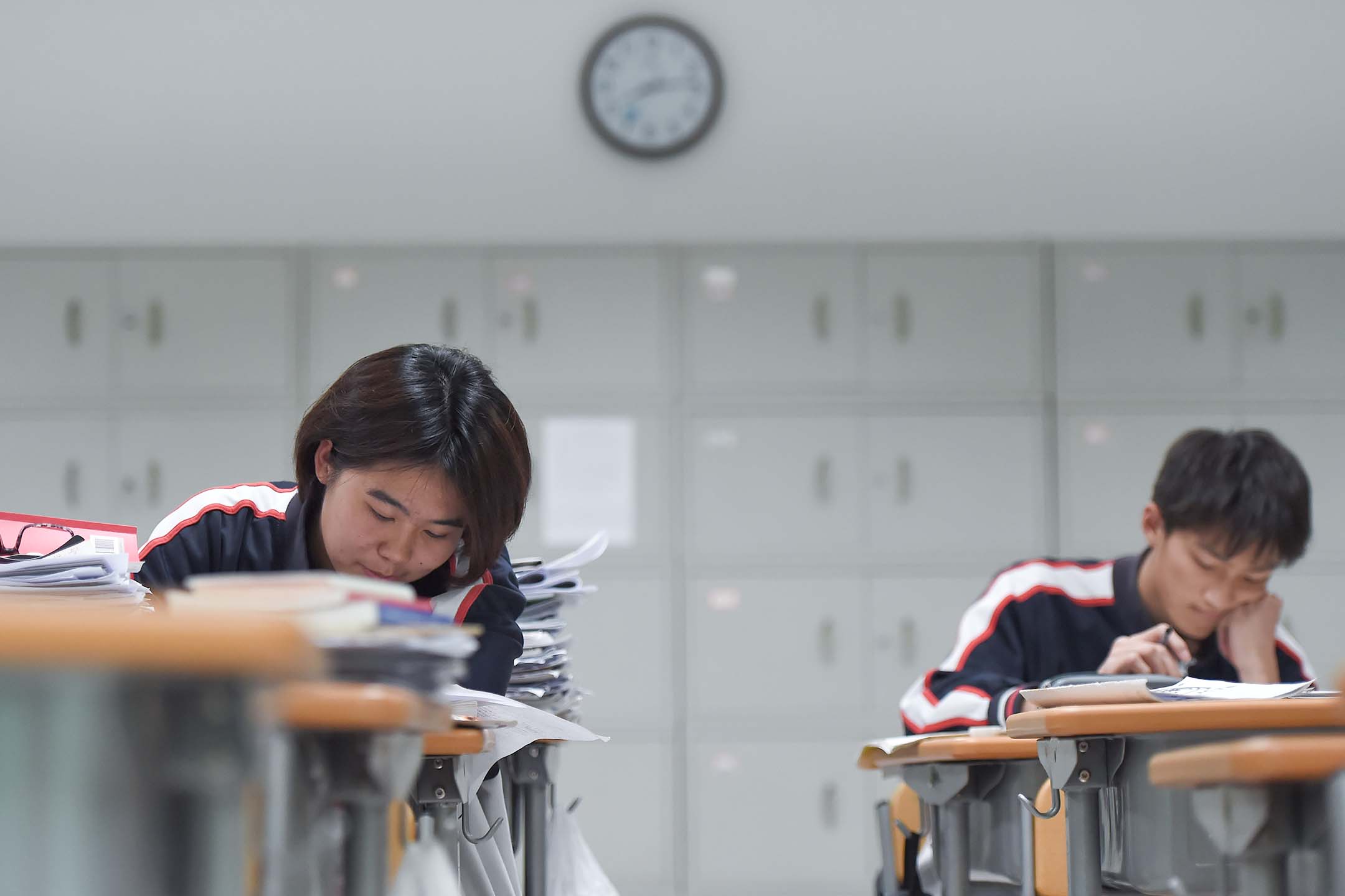 2019年5月30日中国北京,高中学生在夜间自修中为应付 2019全国高考。