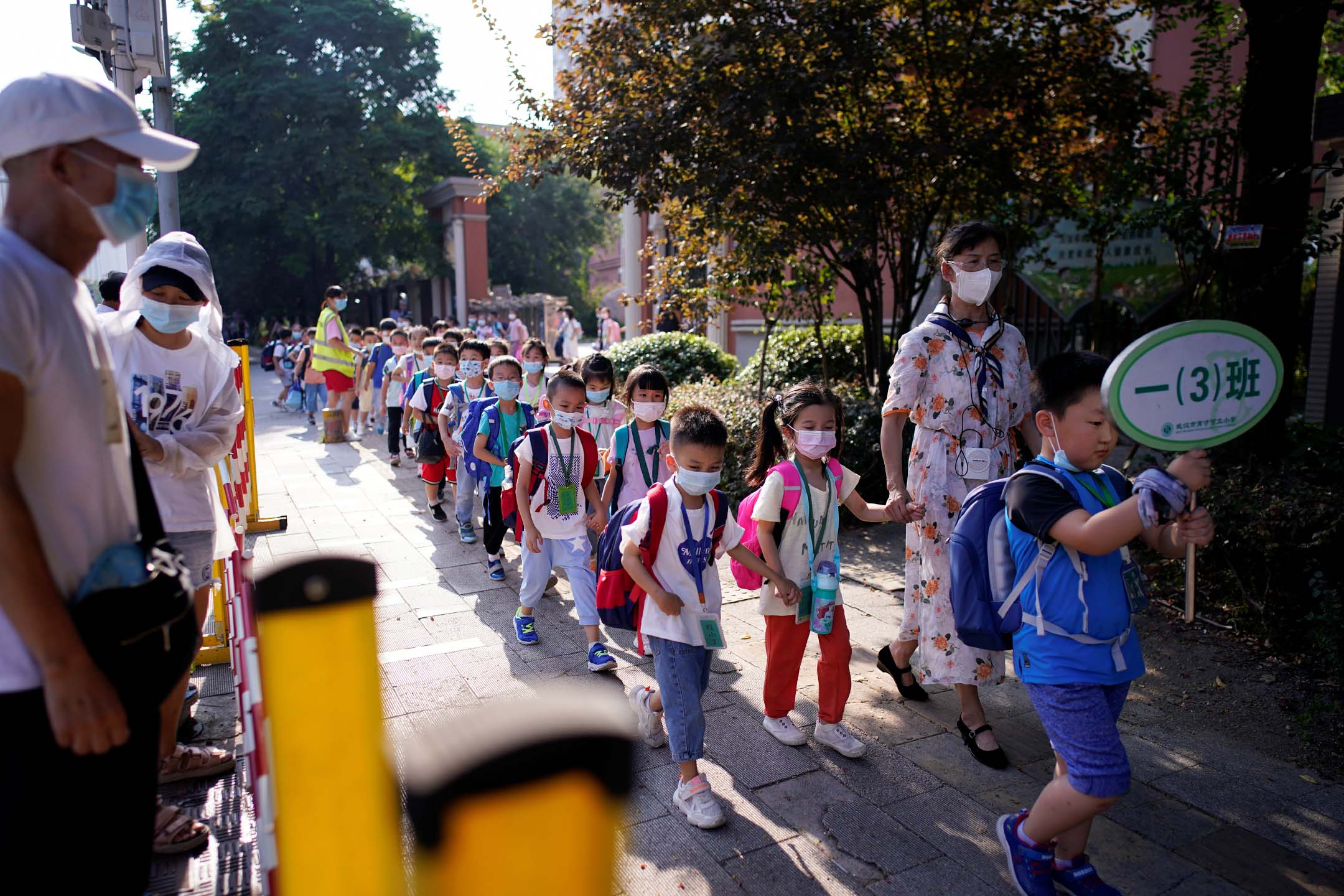 2020年9月2日中国湖北武汉市,爆发2019冠状病毒病后,戴著口罩的学生走出小学。