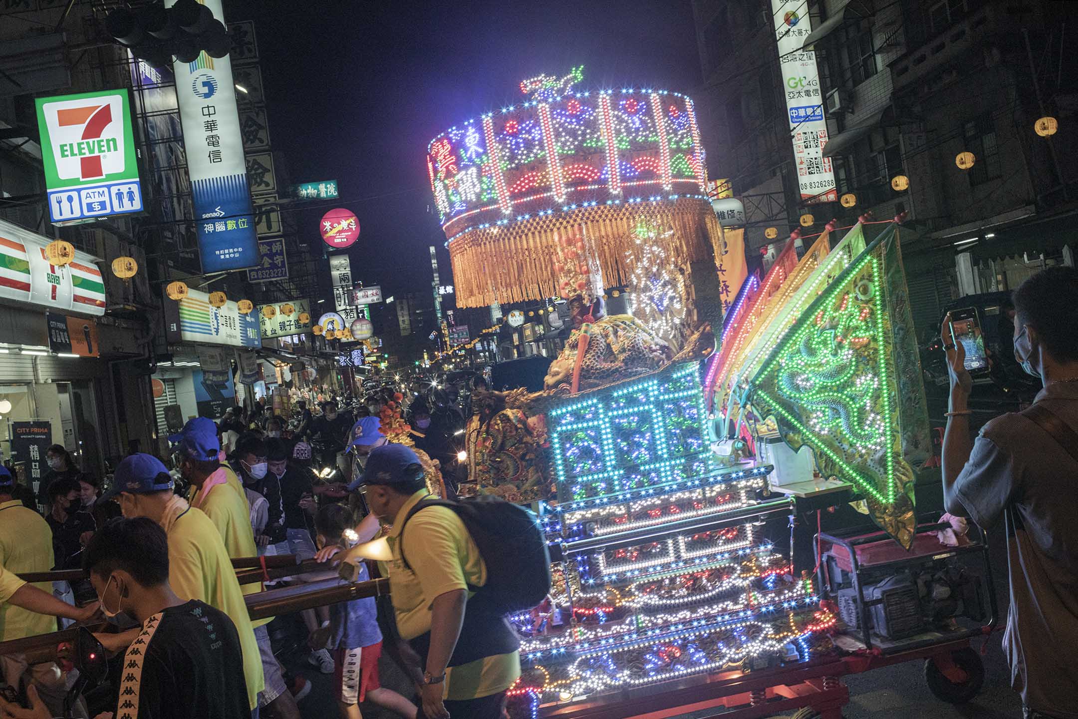 2021年10月25日东港,神轿遶境穿过夜市。