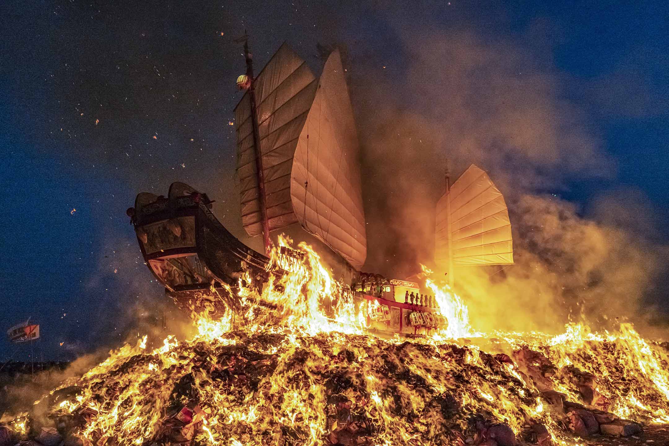 2021年10月31日东港,王船迁船至海边连同大量祭品焚烧。