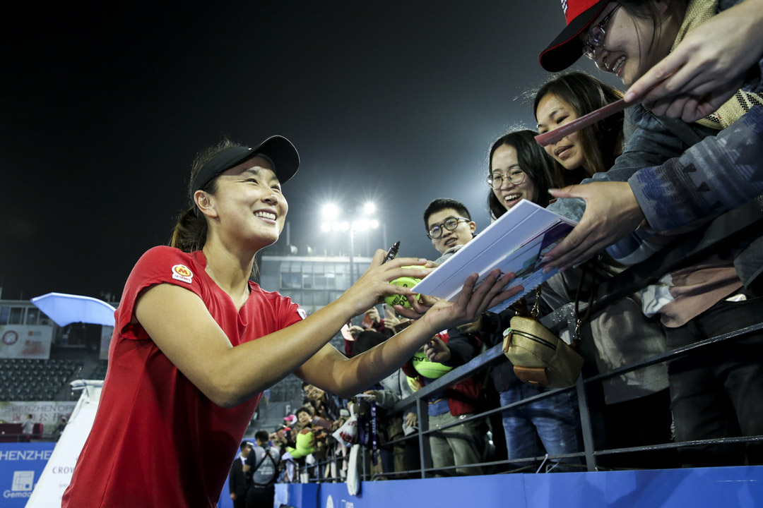 2019年1月5日,WTA深圳公开赛,女双金牌得主彭帅为球迷签名。