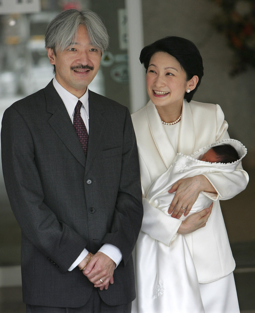 2006年9月15日,纪子王妃怀抱出生一周的悠仁亲王,与他的父亲文仁亲王离开医院。