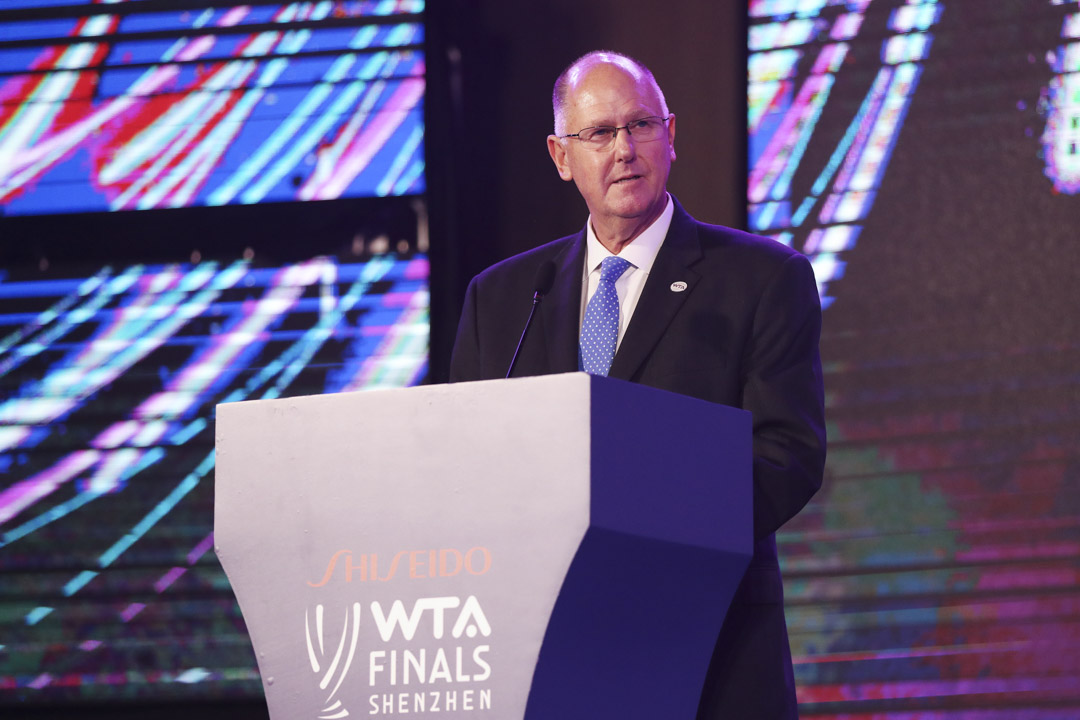 2019年10月25日,WTA主席Steve Simo 在深圳蛇口举行的 2019 年 WTA 总决赛抽签仪式上发表讲话。