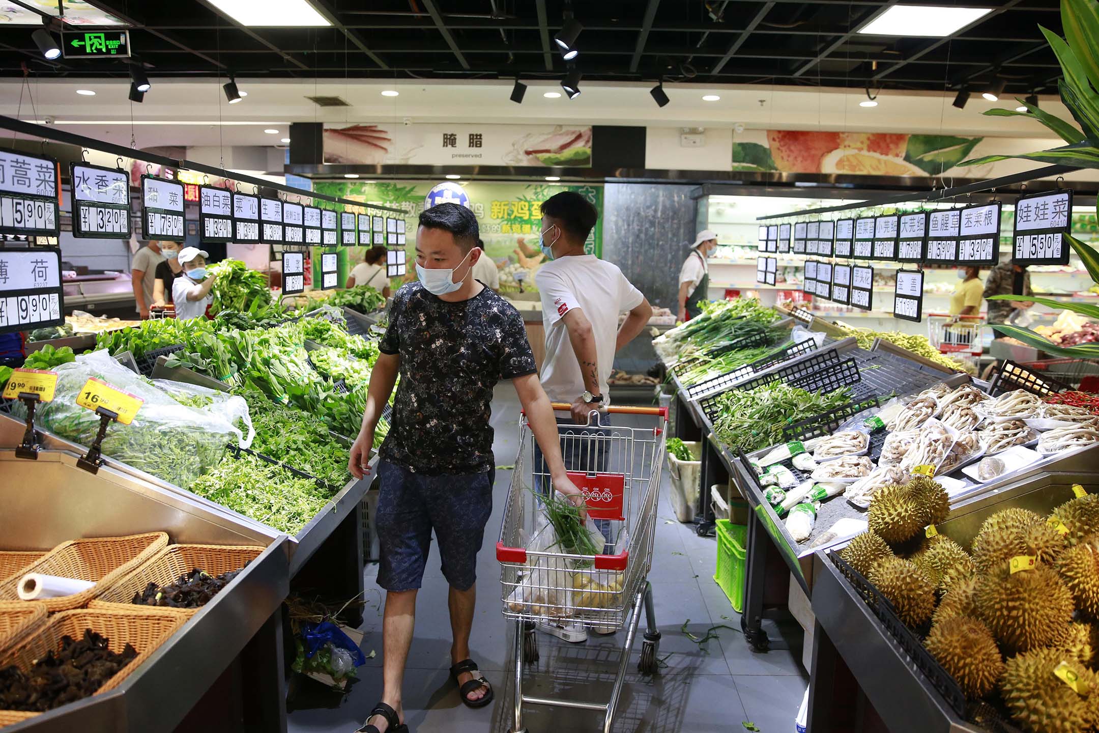2020年9月16日中國雲南省瑞麗,市民在超市購買蔬菜。