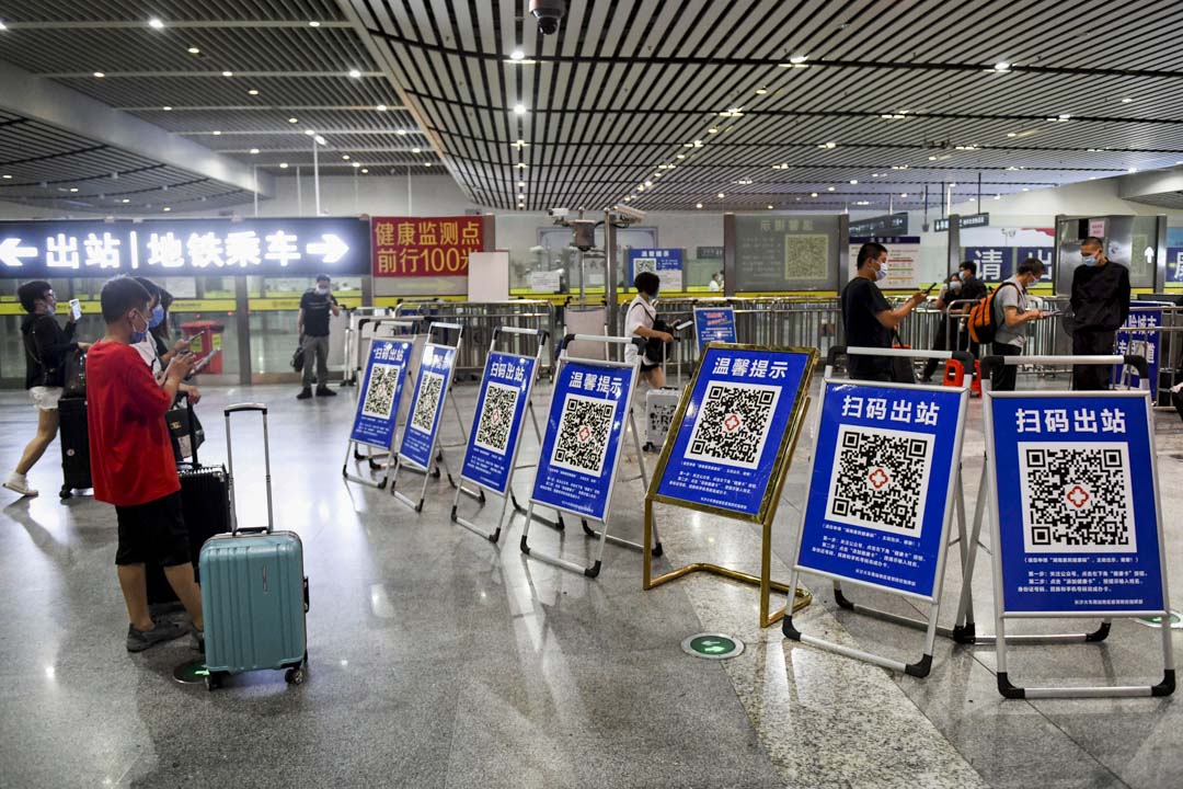 2021年7月30日,長沙南站的乘客使用智能手機掃描二維碼,進行健康登記。