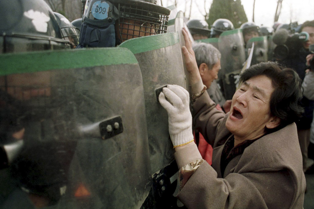 1997年12月22日,全斗煥特赦獲釋後坐豪華轎車離開監獄,一名南韓婦女向車中呼叫。