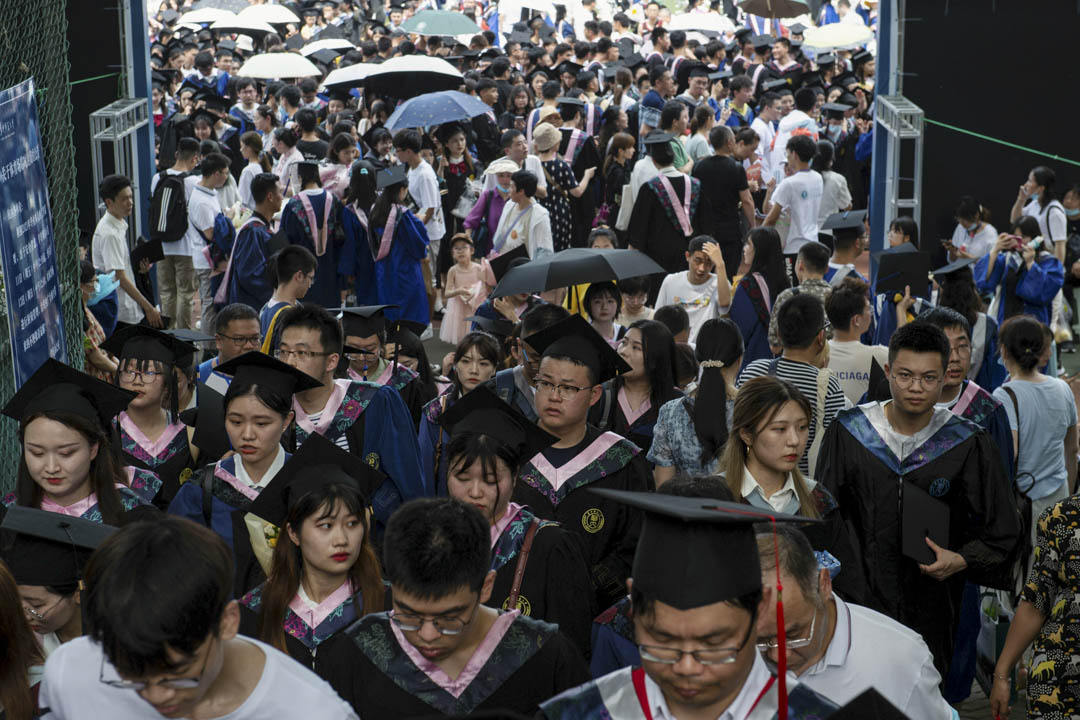 2021年6月13日,湖北武汉市华中师范大学举行的毕业典礼。