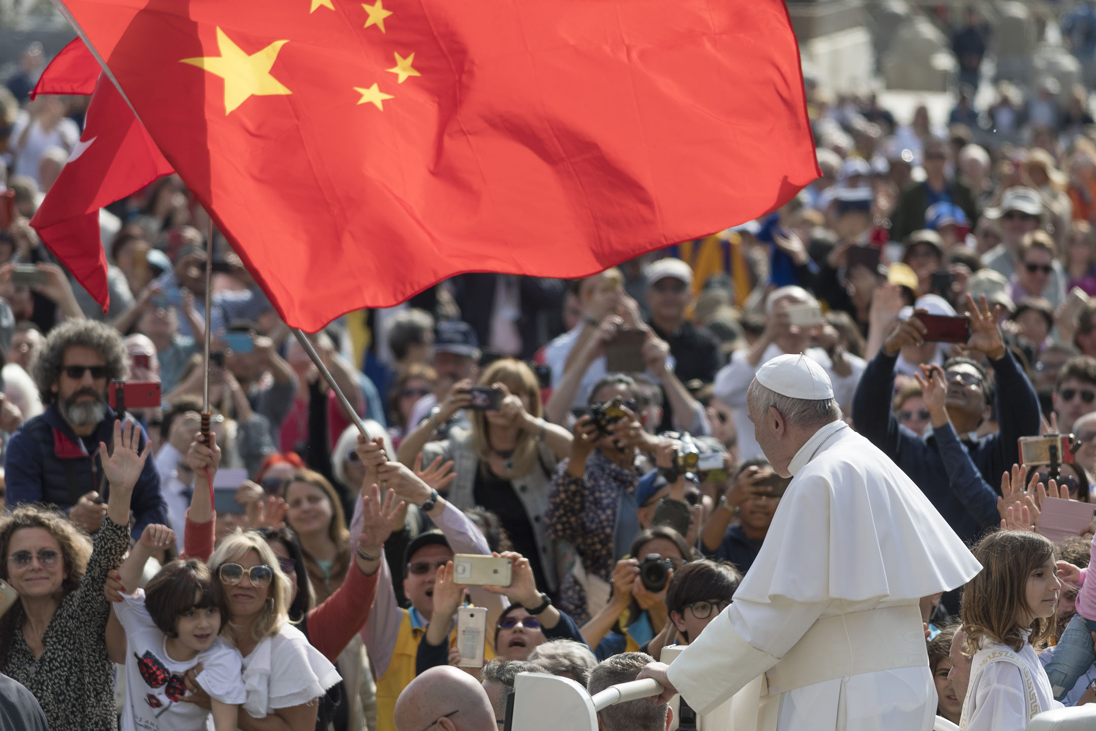 2019年5月22日,梵蒂冈圣伯多禄广场的教宗方济各与一群来自中国的朝圣者挥手。