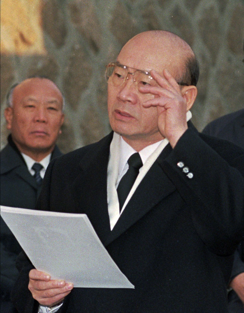 1995年12月2日,南韓前總統全斗煥在首爾的家門前發表講話。