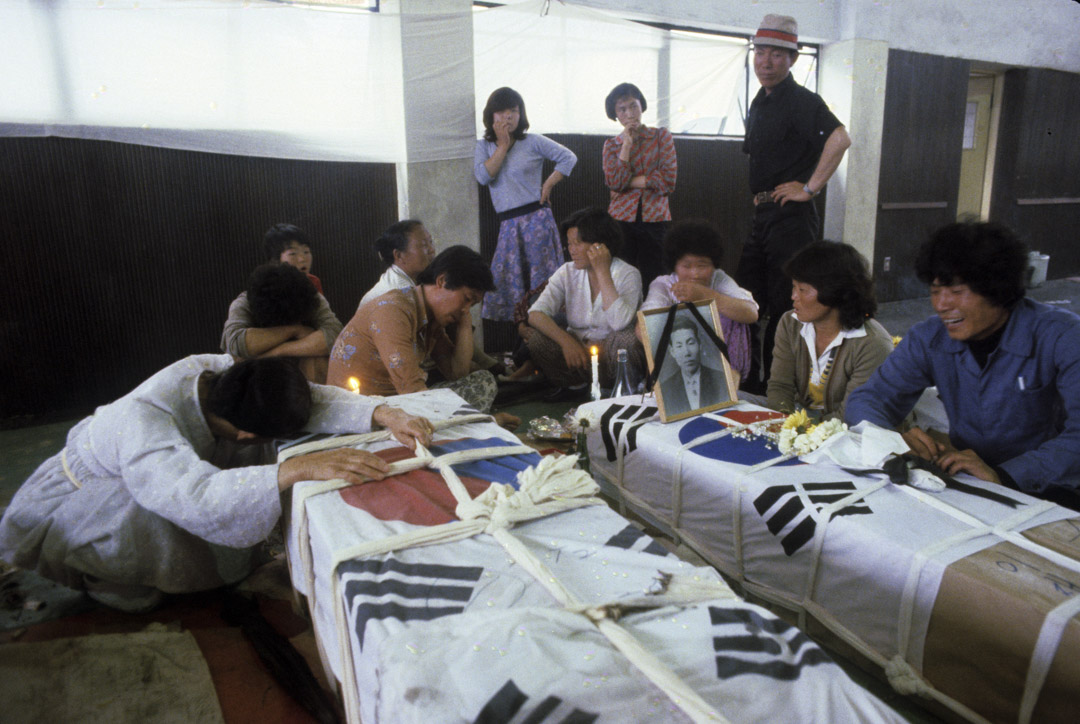 1980年5月,光州事件,掌握軍權的全斗煥下令以武力鎮壓運動,造成大量平民和學生的死傷。