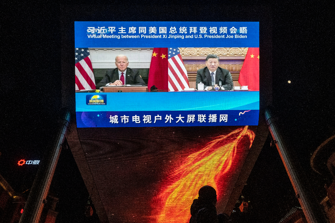 2021年11月16日,中国北京,户外大屏幕播放中美元首线上峰会情况。