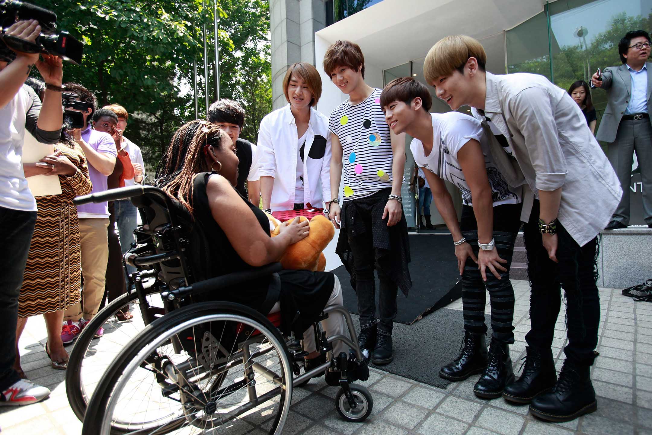 2012年6月20日韓國首爾,15歲的美國女孩多妮卡·斯特林在與SHINee和Super Junior成員會面。
