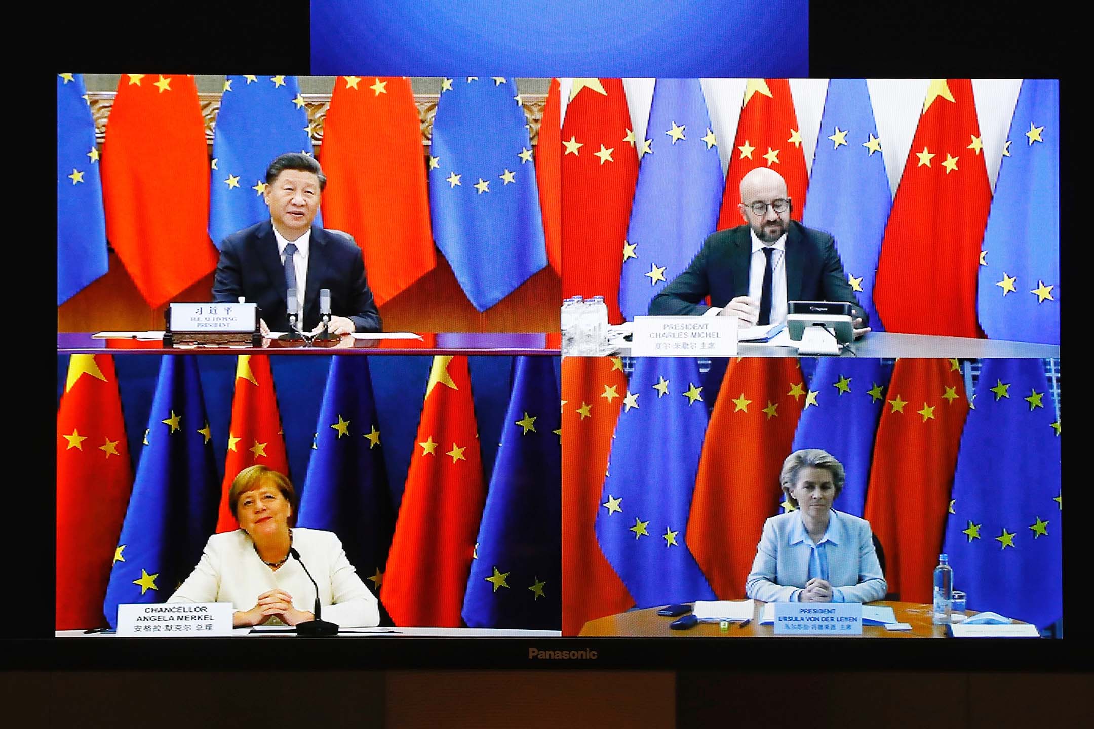 2020年9月14日比利時布魯塞爾,屏幕顯示歐盟委員會主席烏蘇拉馮德萊恩(右下)、德國總理默克爾(左下)、中國國家主席習近平(左上)和歐洲理事會主席查爾斯·米歇爾(右上)在視頻會議期間。