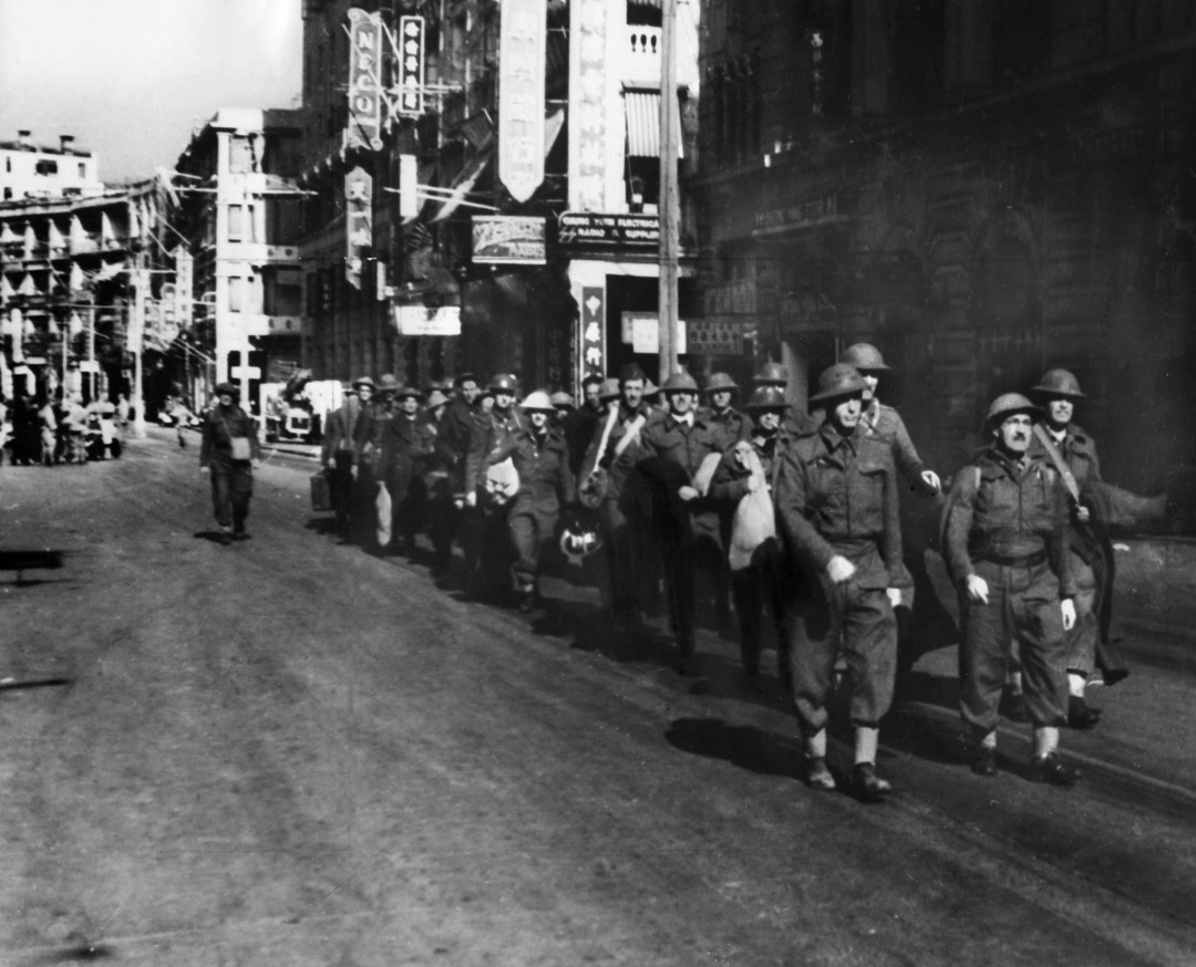 1942年,第二次世界大戰,香港被日本軍隊佔領後,英國士兵在街道上行走。