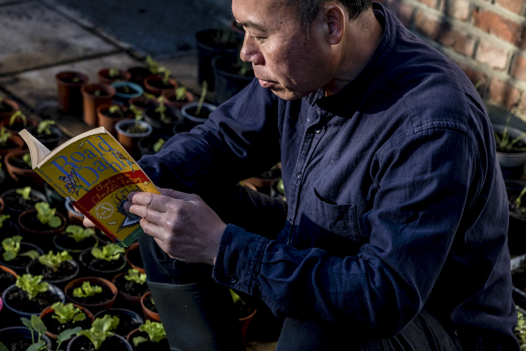 黃如榮閱讀著Kelly 送他的英文小說《查理與巧克力工廠》。