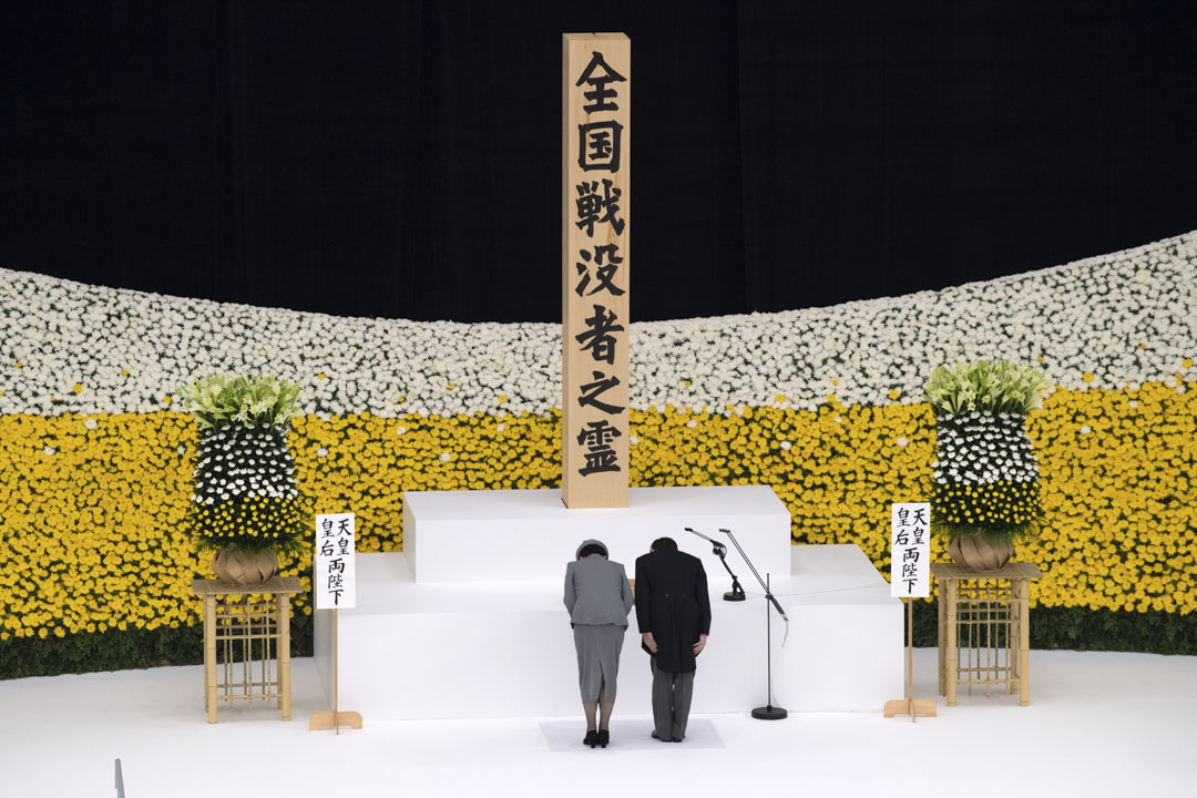 2020年8月15日,日本天皇德仁和皇后雅子在东京的武道馆参加纪念二战日本投降 75 周年的追悼会时鞠躬。